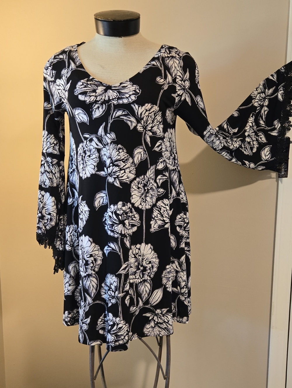 Black & White Floral Bell-Sleeve Women’s Dress
